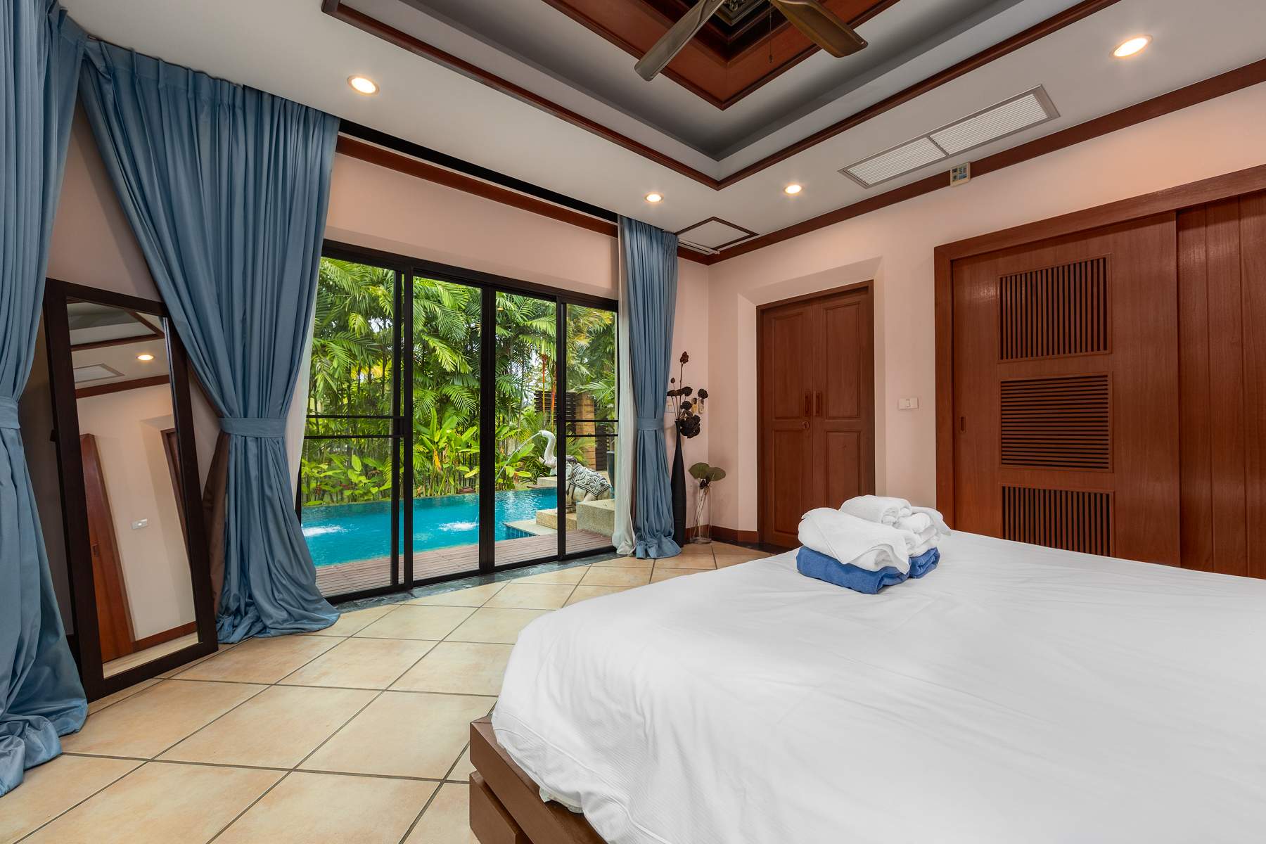Rent villa Baan Bua Pattama Raas PTR 04, Thailand, Phuket, Nai Harn | Villacarte